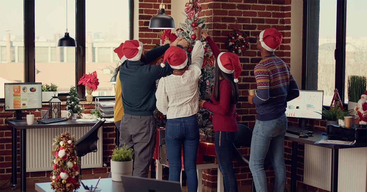 Want To Thank Your Team With A Great Year-End Gift? Read Our Do’s & Don’ts First!