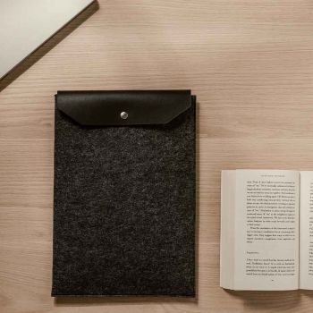 Gepersonaliseerde Gerecycleerde Laptoptas Van Vilt - Zwart
